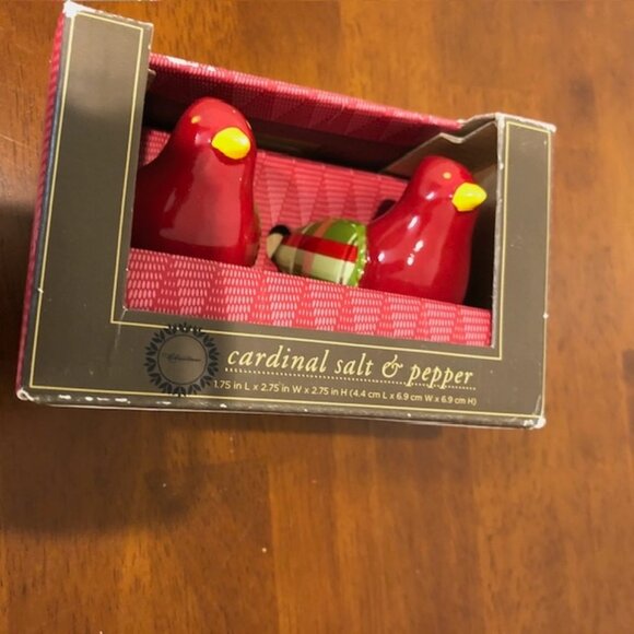 Trim A Home Cardinal Salt And Pepper Shaker Set. - Picture 2 of 11